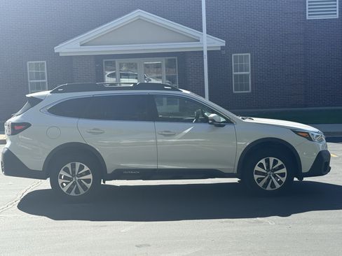 Used 2022 Subaru Outback Premium AWD/4WD image 3