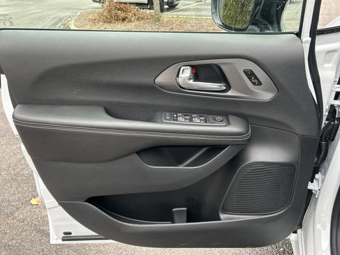New 2026 Chrysler Pacifica Select image 11