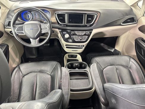 Used 2018 Chrysler Pacifica Touring-L image 25