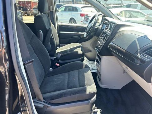 Used 2019 Dodge Grand Caravan SE w/ UConnect Hands-Free Group FWD image 17
