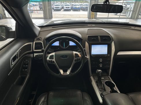 Used 2014 Ford Explorer XLT w/ Equipment Group 202A image 2
