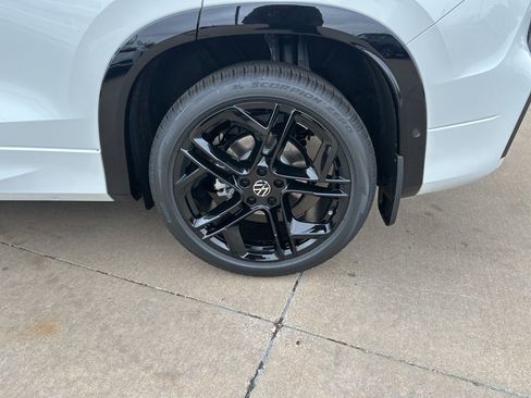 New 2026 Volkswagen Tiguan SE R-Line FWD image 9