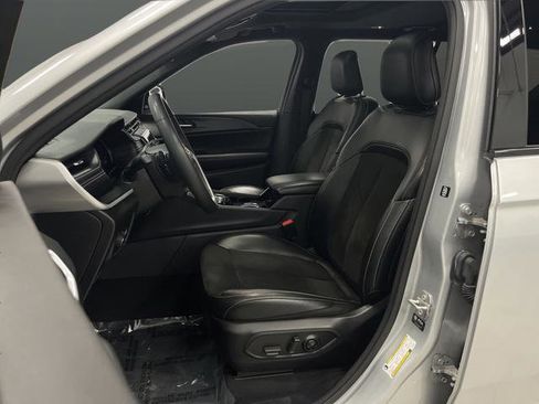 Used 2023 Jeep Grand Cherokee L Laredo image 9