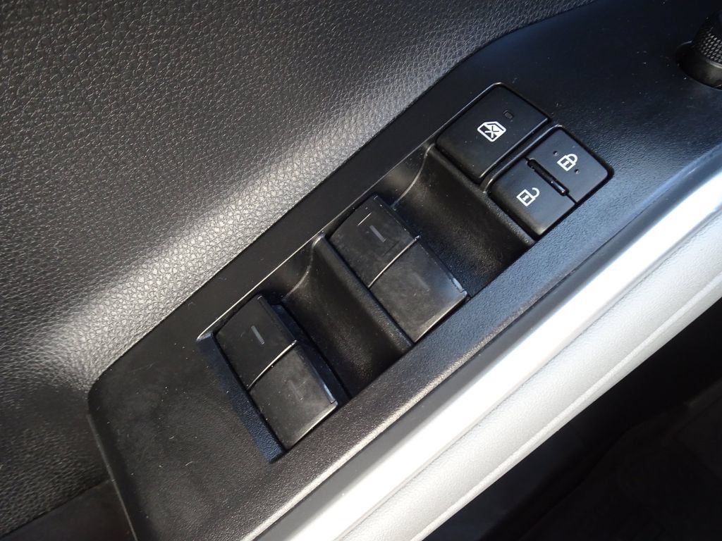 Used 2023 Toyota Highlander LE AWD/4WD image 23