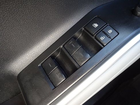 Used 2023 Toyota Highlander LE AWD/4WD image 23