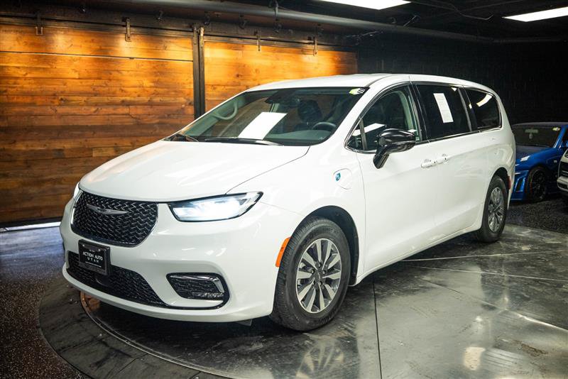 Used 2024 Chrysler Pacifica Limited FWD image 2