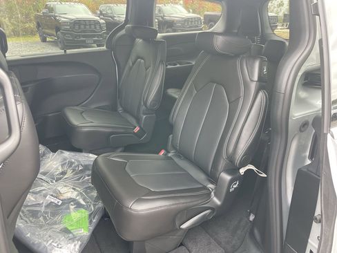 New 2026 Chrysler Pacifica Select image 21