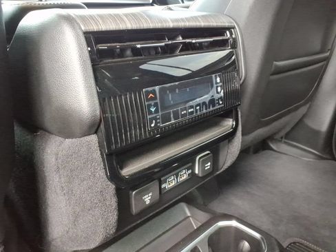 Used 2024 Jeep Wagoneer Series III w/ Premium Group I AWD/4WD image 18