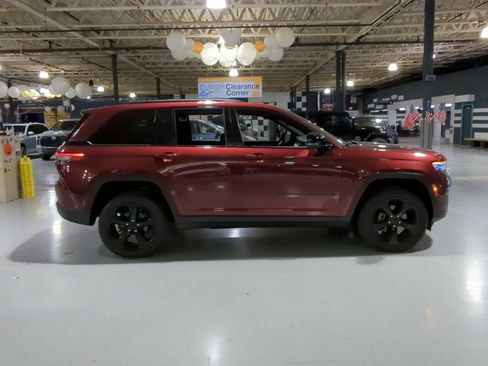 Used 2022 Jeep Grand Cherokee Altitude AWD/4WD image 7