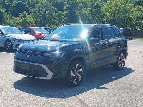 Certified 2025 Volkswagen Taos SE AWD/4WD image 3