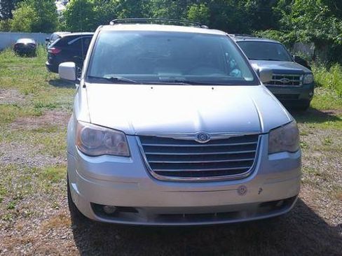 Used 2010 Chrysler Town & Country Touring FWD image 2