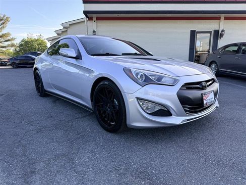 Used 2014 Hyundai Genesis 3.8 RWD image 3