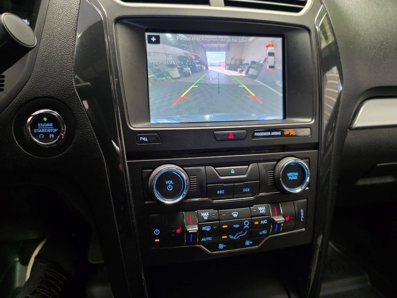Used 2017 Ford Explorer XLT w/ Equipment Group 202A AWD/4WD image 22