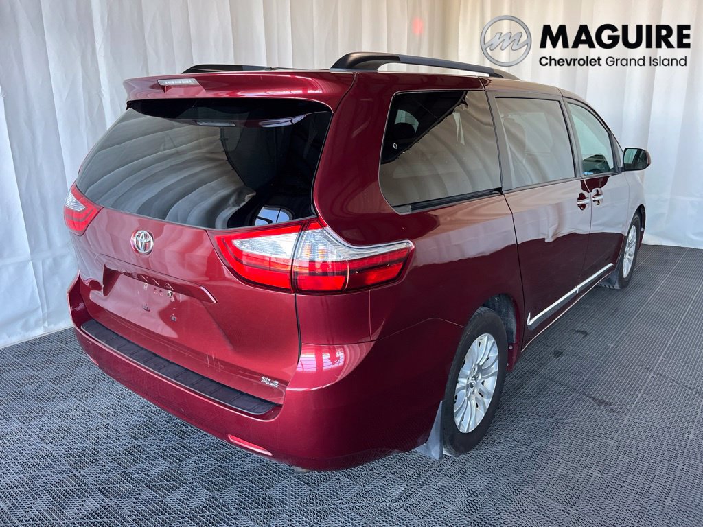 Used 2017 Toyota Sienna XLE FWD image 29