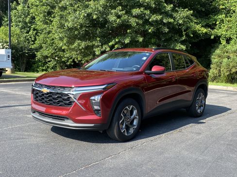 Used 2025 Chevrolet Trax LT w/ Driver Confidence Package FWD image 5