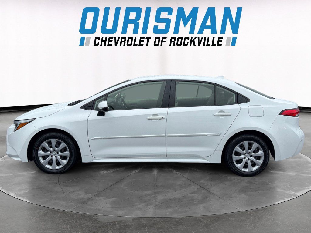 Used 2023 Toyota Corolla LE FWD image 3