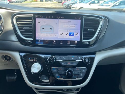 Used 2023 Chrysler Pacifica Touring-L FWD image 13