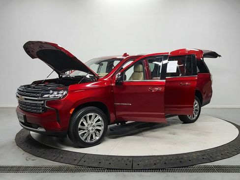 Used 2021 Chevrolet Suburban Premier w/ Premium Package AWD/4WD image 11