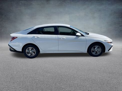 Certified 2025 Hyundai Elantra SE image 33