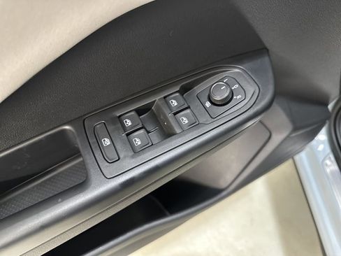 New 2026 Volkswagen Taos SE image 18