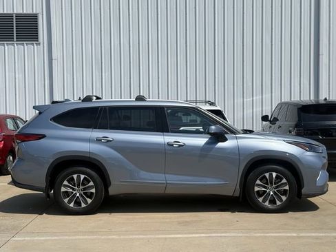 Used 2022 Toyota Highlander XLE FWD image 3