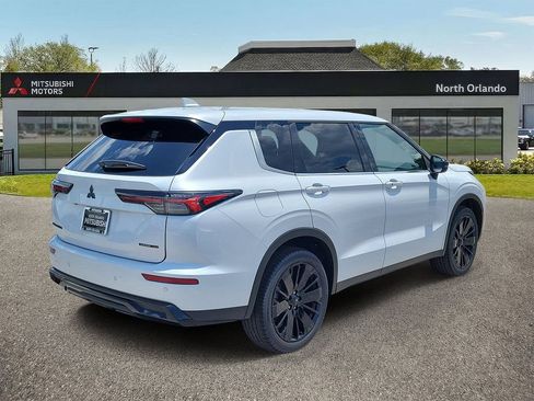 New 2026 Mitsubishi Outlander LE FWD image 3