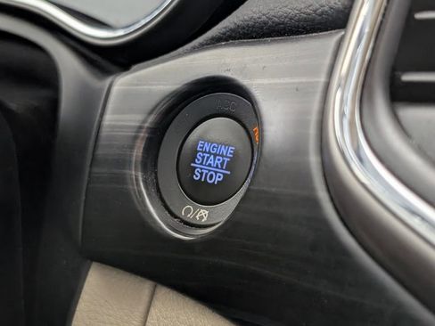 Used 2019 Jeep Grand Cherokee Laredo image 26