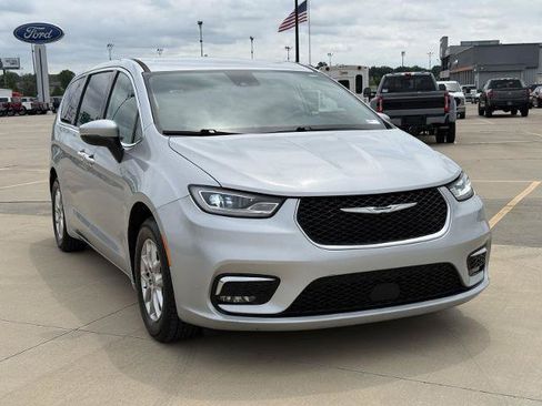 Used 2023 Chrysler Pacifica Touring-L FWD image 2