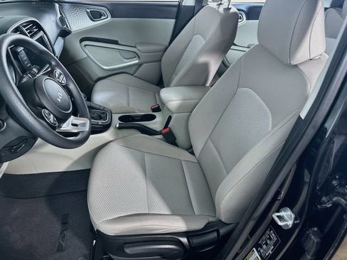 Used 2023 Kia Soul LX w/ LX Technology Package FWD image 15