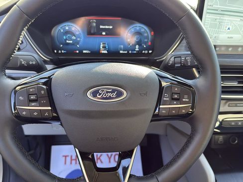 Certified 2025 Ford Escape Platinum w/ Class II Trailer Tow Package image 15