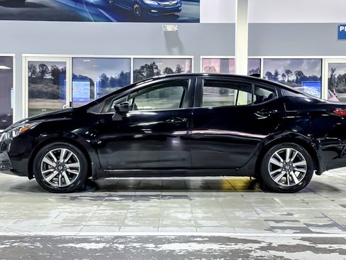 Used 2020 Nissan Versa SV image 2
