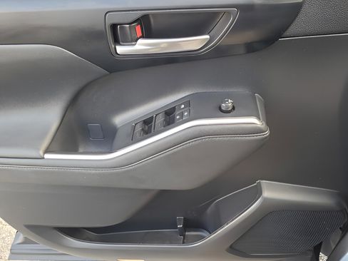 Certified 2024 Toyota Highlander XLE image 27