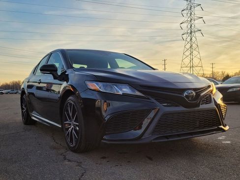 Used 2023 Toyota Camry SE image 5
