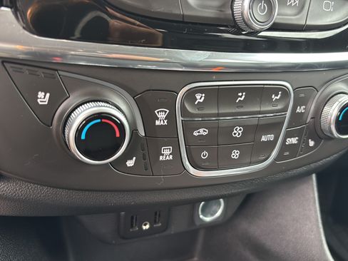 Used 2018 Chevrolet Traverse Premier w/ Driver Confidence II Package FWD image 24