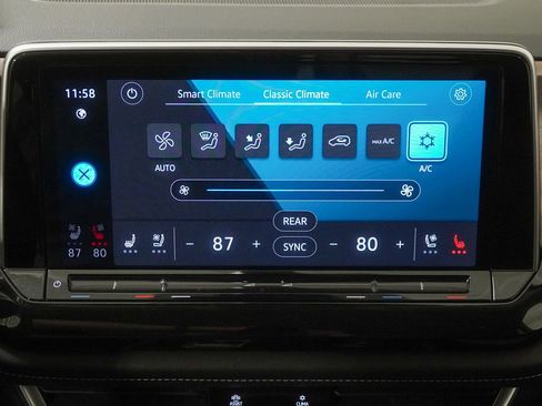 Used 2025 Volkswagen Atlas SE image 36