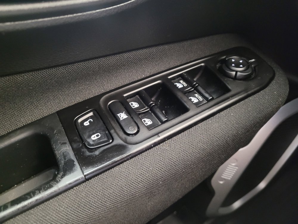 Used 2020 Jeep Renegade Latitude w/ Popular Equipment Group FWD image 27