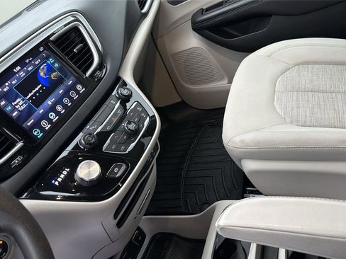 Used 2018 Chrysler Pacifica Touring Plus image 21