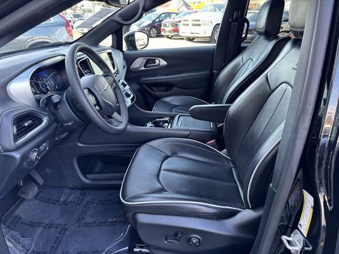 Used 2025 Chrysler Pacifica Limited image 13