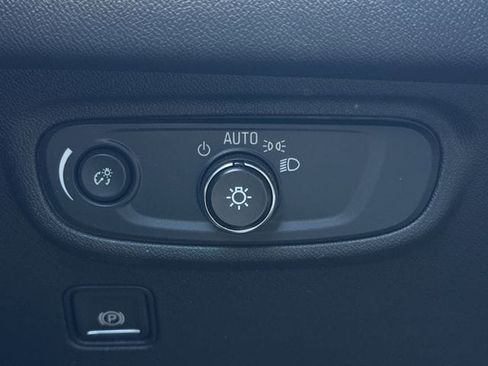 Used 2024 GMC Terrain SLE w/ Driver Convenience Package FWD image 23