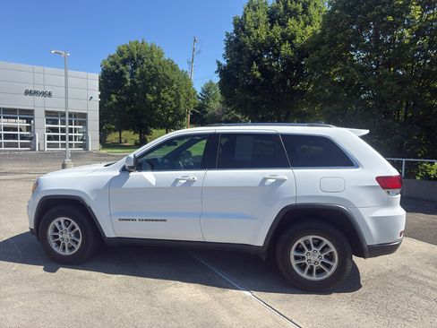Used 2020 Jeep Grand Cherokee Laredo AWD/4WD image 8