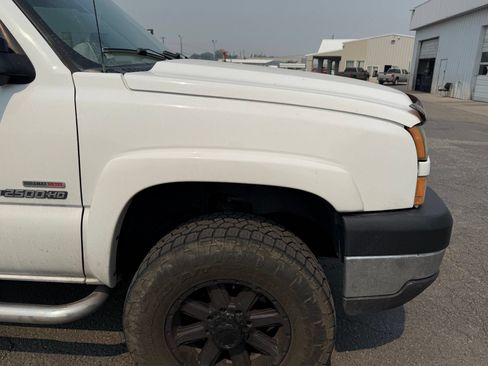 Used 2005 Chevrolet Silverado 2500 LT w/ Heavy-Duty Power Package AWD/4WD image 21