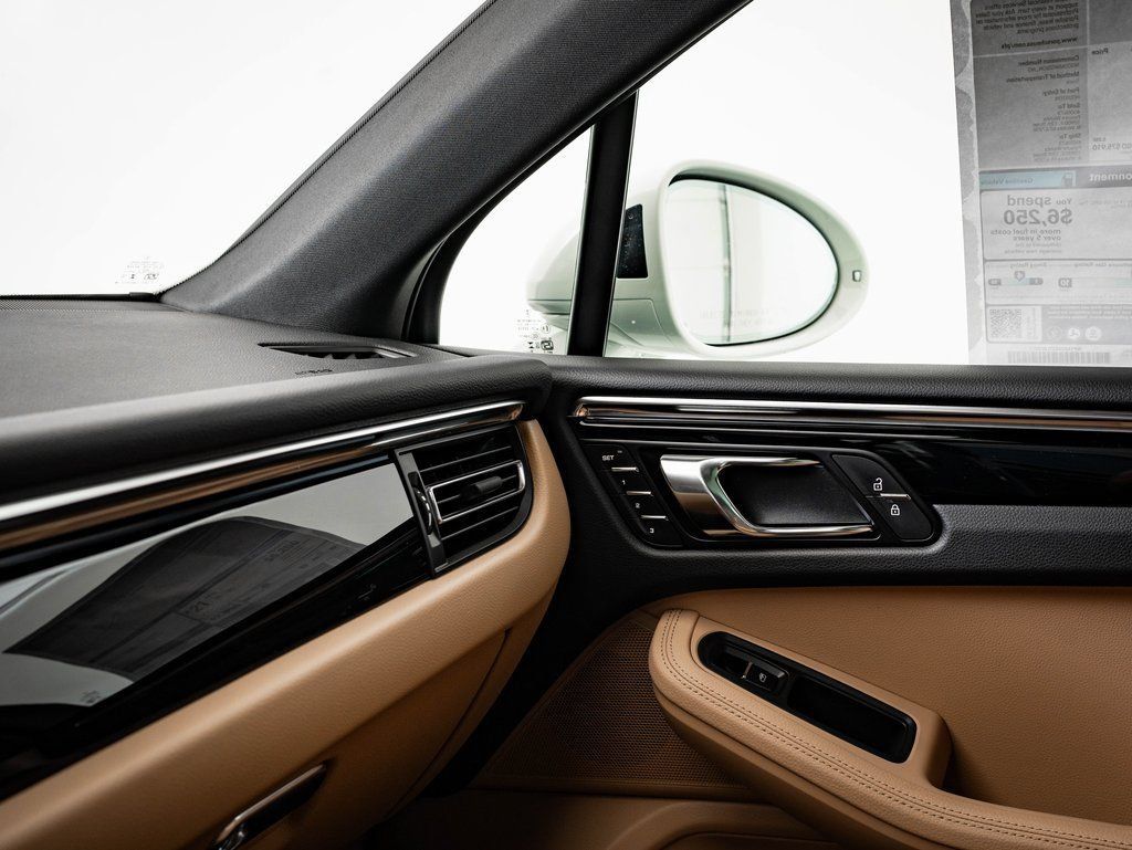 Certified 2026 Porsche Macan AWD/4WD image 40