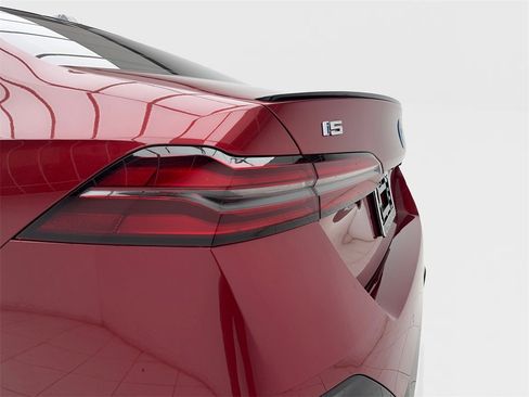 Used 2025 BMW i5 eDrive40i w/ M Sport Package image 9