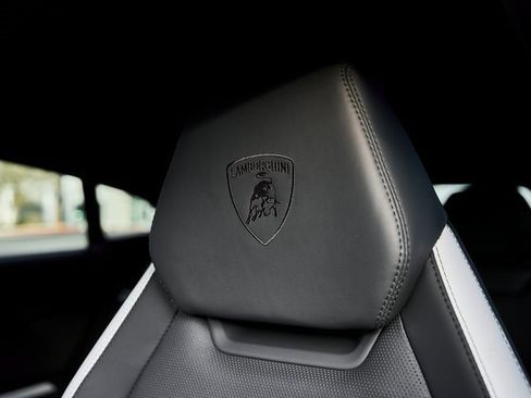 Used 2025 Lamborghini Urus SE image 46