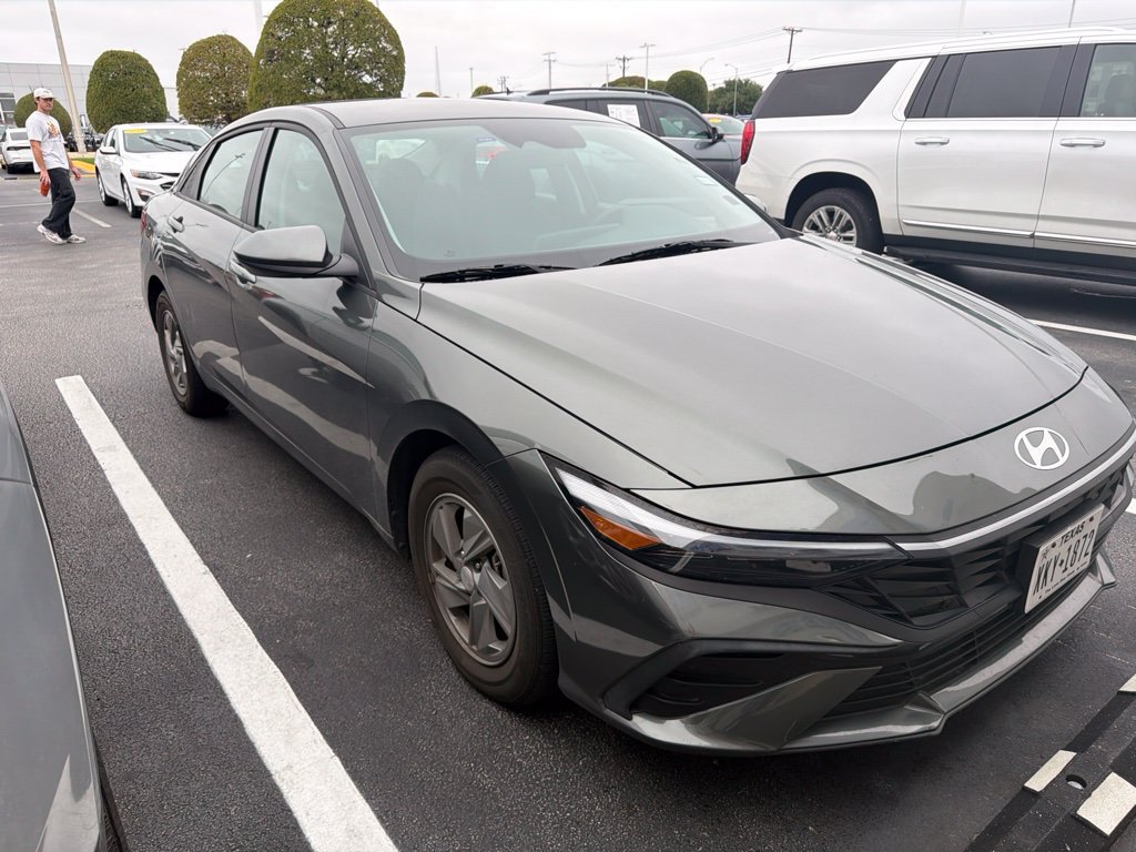 Used 2025 Hyundai Elantra SE FWD image 3
