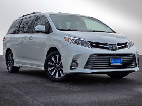 Used 2019 Toyota Sienna Limited Premium image 3
