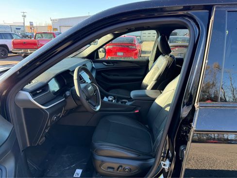 New 2025 Jeep Grand Cherokee Altitude image 12