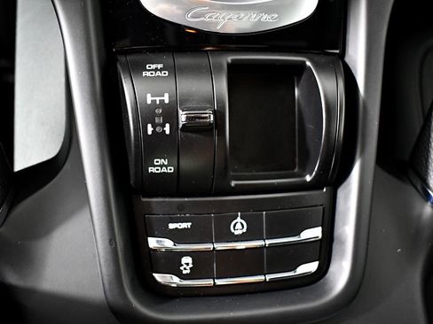Used 2015 Porsche Cayenne S image 35