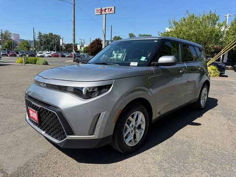 Used 2025 Kia Soul LX w/ LX Technology Package FWD image 4
