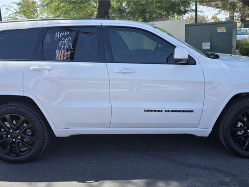 Used 2020 Jeep Grand Cherokee Altitude RWD image 4